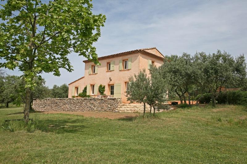 Luberon, petite Bastide neuve à l'orèe d'un village